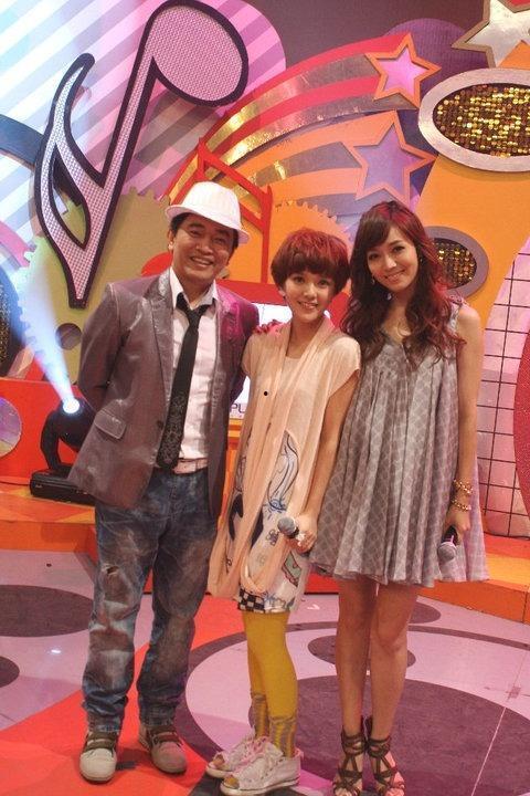 明星网红同台综艺节目,明星网红跨界同台，综艺盛宴精彩纷呈