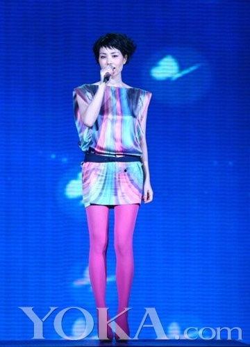 明星网红穿高腰袜,明星网红演绎时尚新风尚