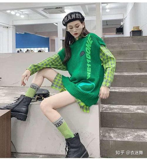 绿色毛衣明星网红搭配图,绿色毛衣与明星网红的时尚搭配揭秘
