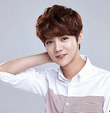 明星网红烫发图片男生,明星网红引领男生烫发潮流解析